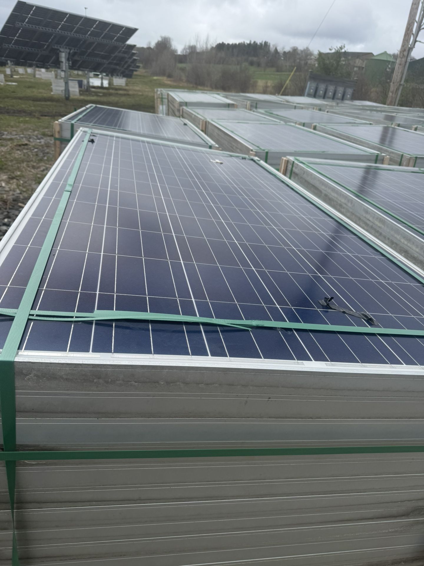 310 W Solar Panels Very Good Used Condition 4 Pallets Available