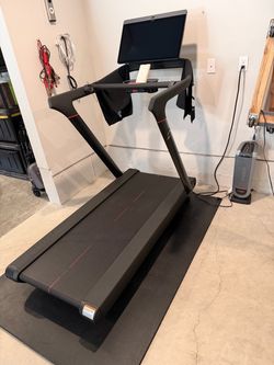 Like NEW Peloton Treadmill