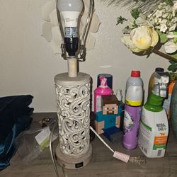 2 lamps w/charging ports no shades