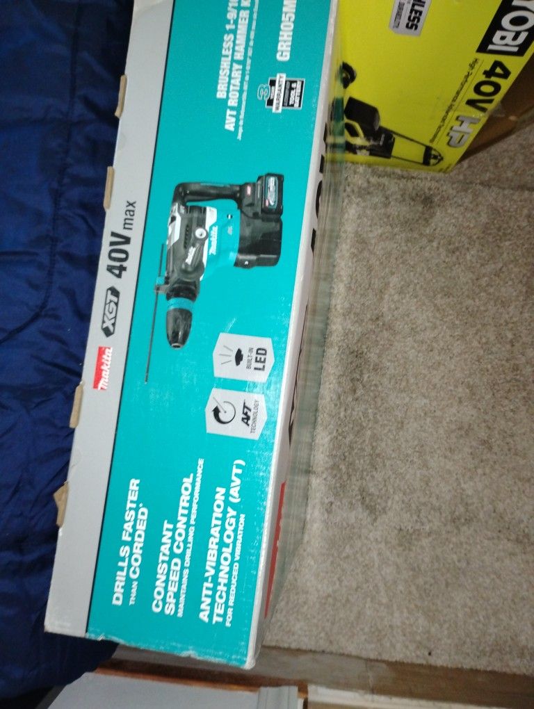 Makita HR4013C 1-9/16" Advanced AVT® Rotary Hammer, accepts SDS-MAX bits