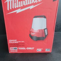 MILWAUKEE M18 18V 2200 LUMENS CORDLESS RADIUS LED COMPACT SITE LIGHT WITH FLOOD MODE ( TOOL ONLY ) 
