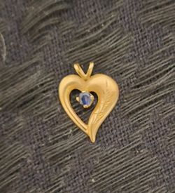 14k gold heart pendant with stone setting