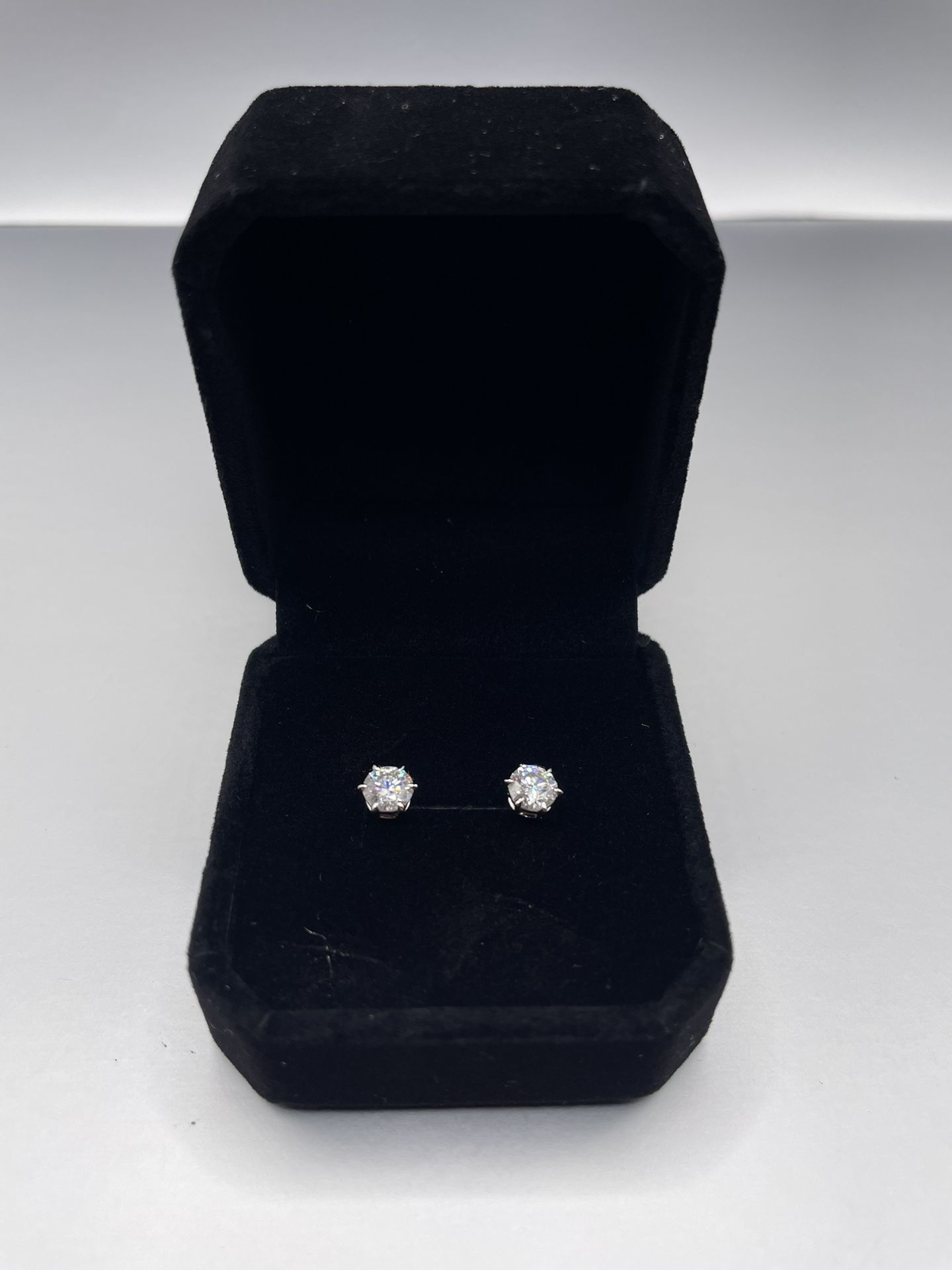 VVS1 Moissanite Stud Earrings