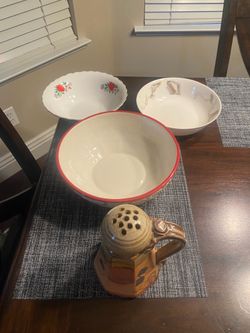 Set of bowls and huge shaker