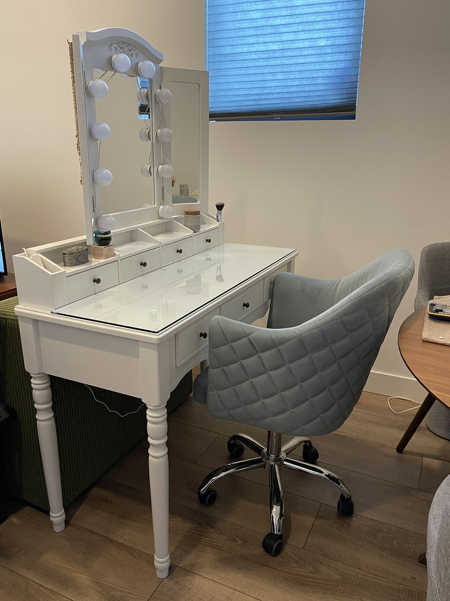 White Vanity With Mirror Lights. Chair Included. 