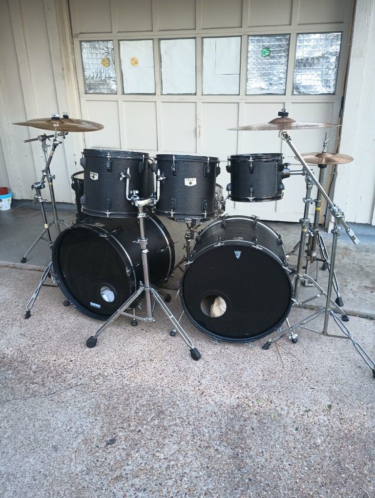 Tama imperialstar Big drum kit, two bass drum 10 lugs,10"12"13" Toms,two 16" floor Toms ,Snare all hardware,paiste, sabían and meinl cymbals (NO STOOL