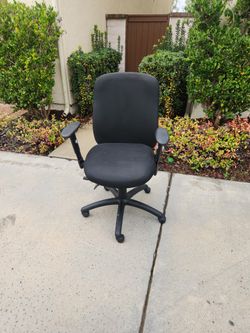 Black Adjustable Office Chair