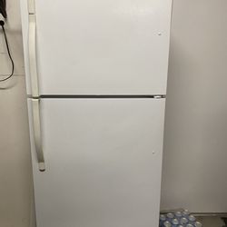 Refrigerator. Kenmore 