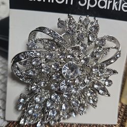 BRAND NEW  , BEATIFUL  BROCHE  . GREAT PRICE  .