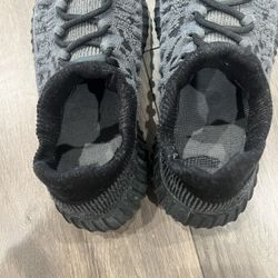 Yeezy Men Shoe Size 9