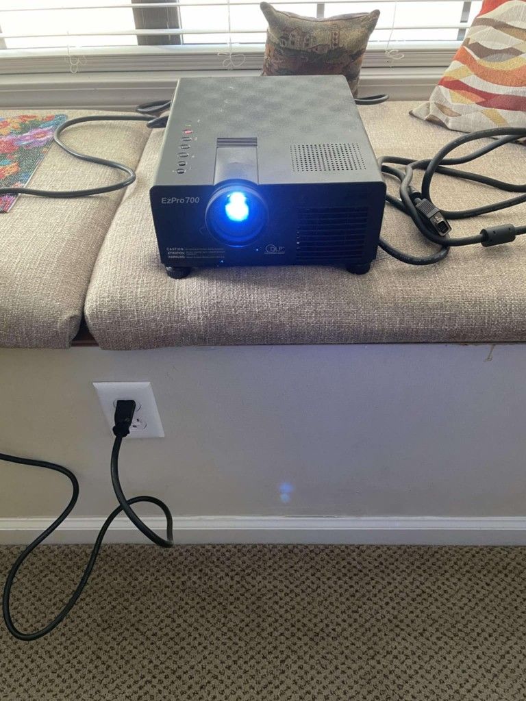Ezpro 700 Projector And Screen