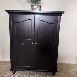 Elegant Vintage -style Floor Gabinet White Two Doors