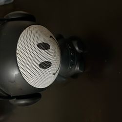 Mini smiling speaker