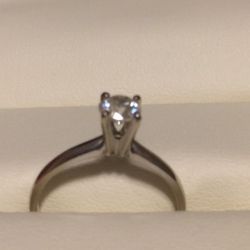 0,5 Carat Diamond set in 14 K white gold💍