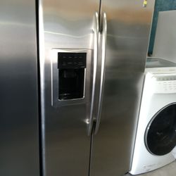G/E Refrigerator Side By Side Stainless Steel Everything Works Good 💯