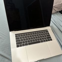 MacBook Pro i7 2.8GHz 15 In ( 16GB Ram/256SSD)
