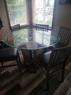 Beautiful Glass Dinning Room Table And Chairs, Hardly Used, Great Condition 