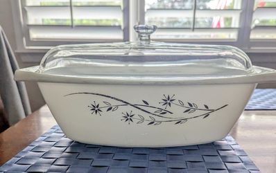 Pyrex Honeysuckle Casserole Dish With Lid
