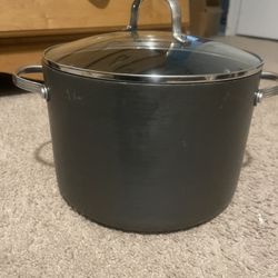 8 QT Pot, Good Condition 