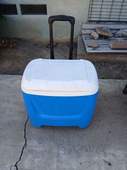 IGLOO ROLLING COOLER