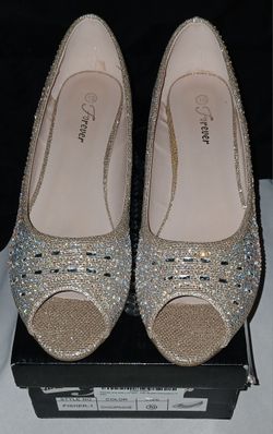 Forever Womens Low Wedge Sandals in Champagne NWT size 10 $20