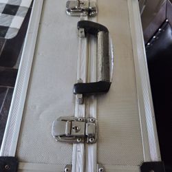 Vtg Aluminum camera carrying case 10Hx 14.5 Lx 20 W opened