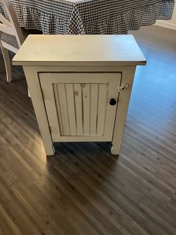 Ivory distressed end table w/shelf