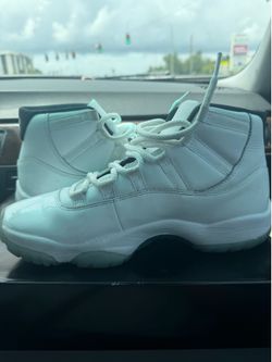 Size 10 AIR JORDAN 11 RETRO legend blue Columbia