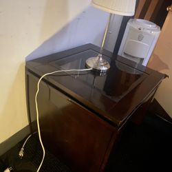 2 tv stands whit lamps