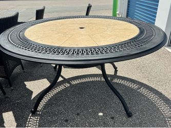 Cast aluminum outdoor round table