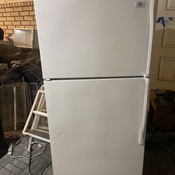  EXCELLENT RUNNING WHITE WHIRLPOOL FRIDGE, NO ISSUES. HAS EVERYTHING IN IT. BEEN CLEANED  IN & OUT. DEPENDABLE. IM IN MARRERO