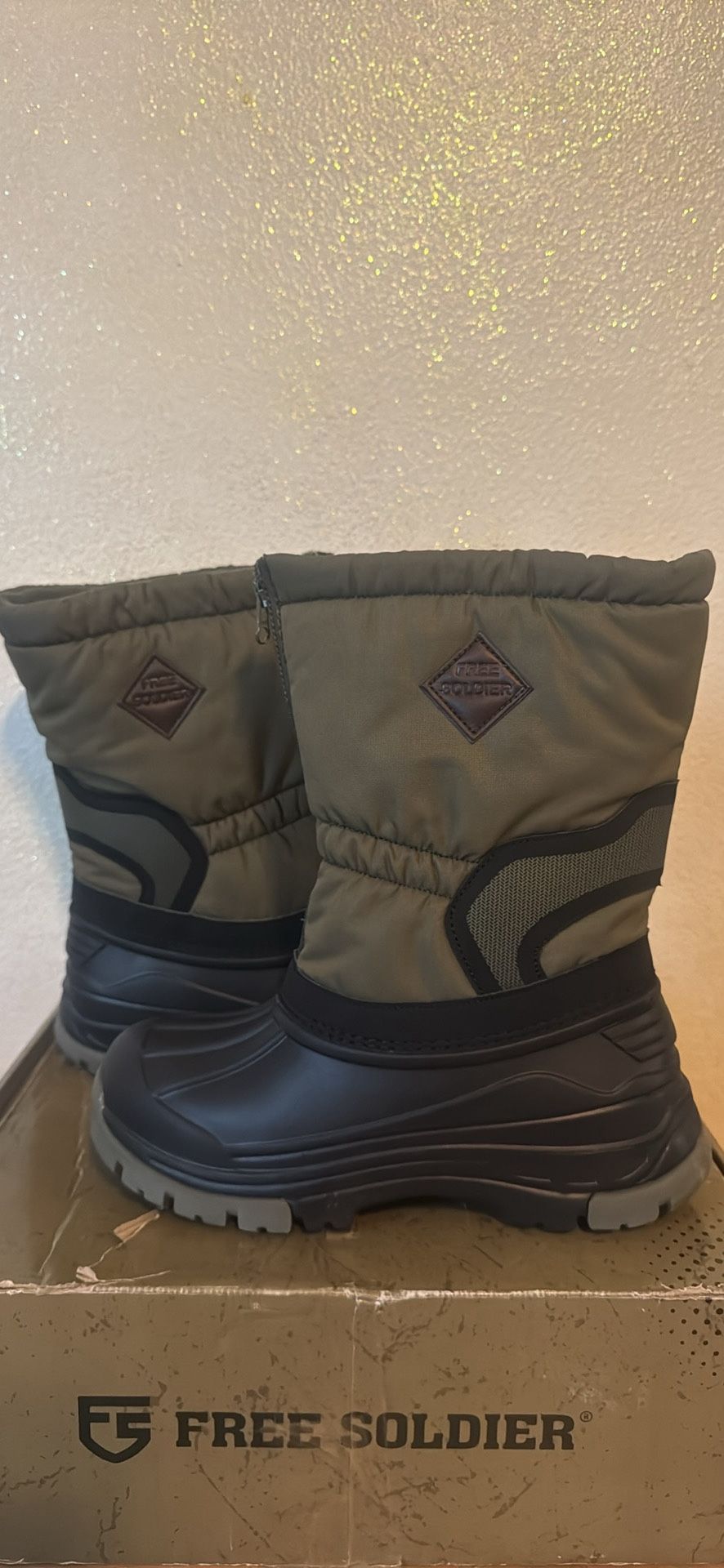 Free Solider Green Kids Snow Boots Size 3