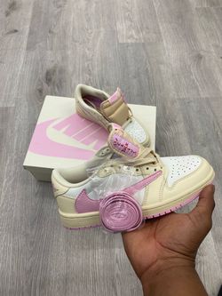 JORDAN MENS Air Jordan 1 Low OG "Travis Scott - Shy Pink"