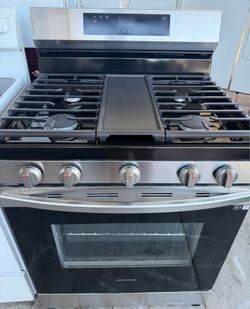 SAMSUNG- BEAUTIFUL STOVE GAS 5 BURNERS STAINLESS STEEL IN EXCELLENT CONDITION