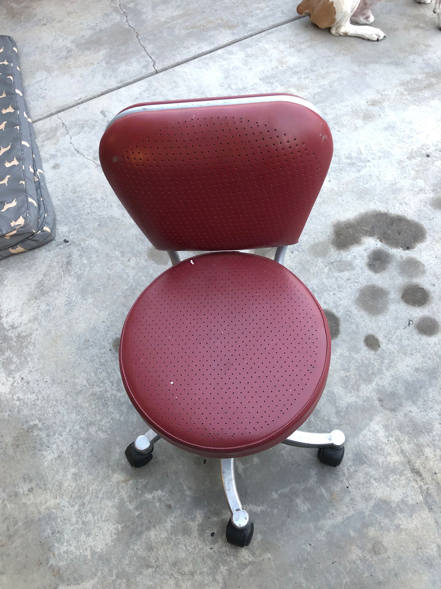 Free stole / garage chair