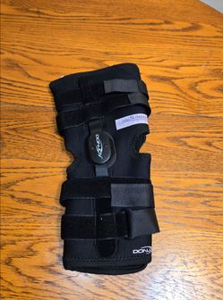 Small DonJoy Deluxe Hinged Knee Brace, Drytex Sleeve