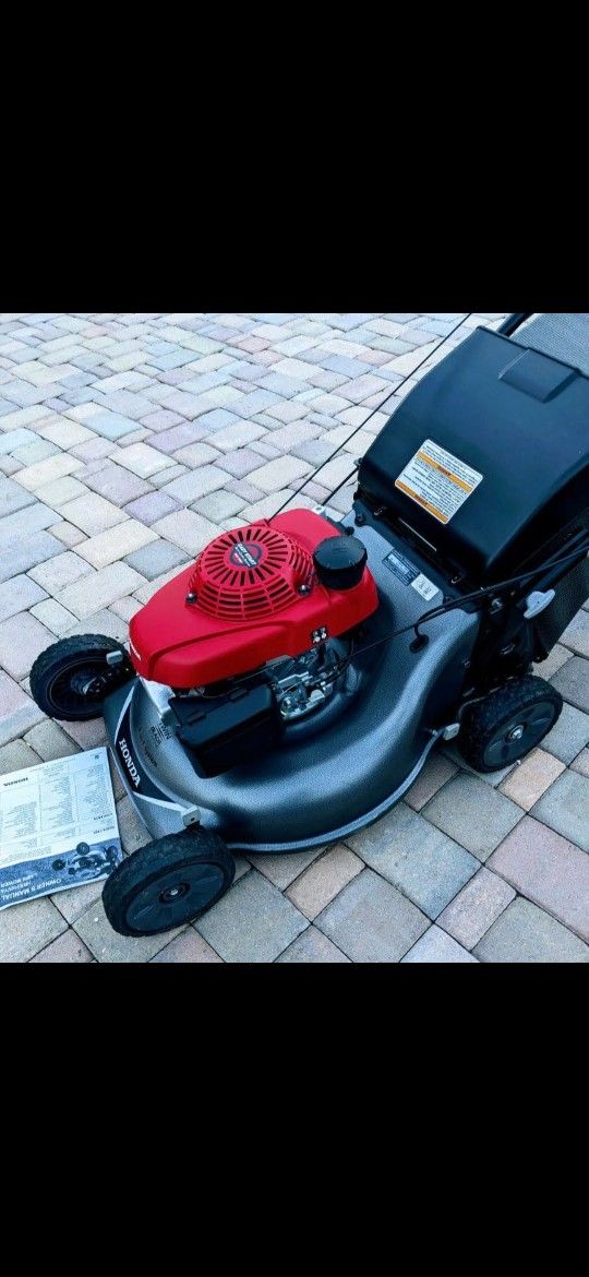 HONDA HRR216 WITH SMART DRIVE CONTROL LAWN MOWER