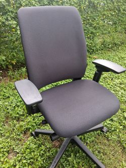 VERY NICE ADJUSTABLE STEELCASE AMNIA OFFICE CHAIR