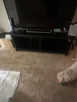 Tv stand holds up 65 inch