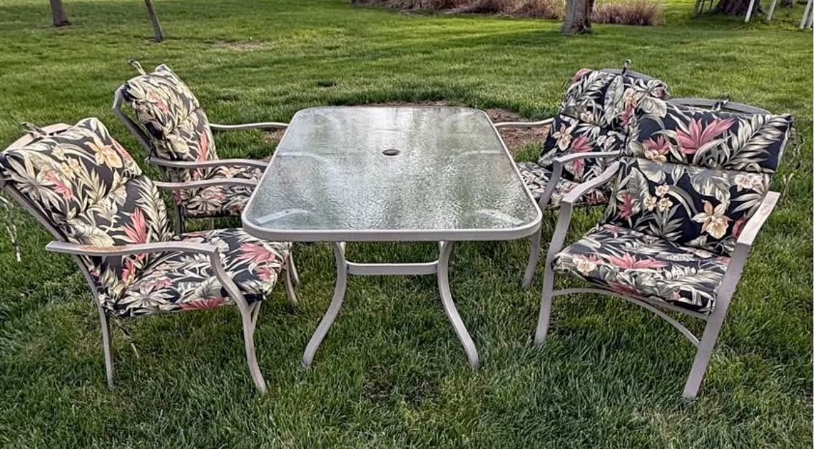 Patio Table/4Chairs With Cushions