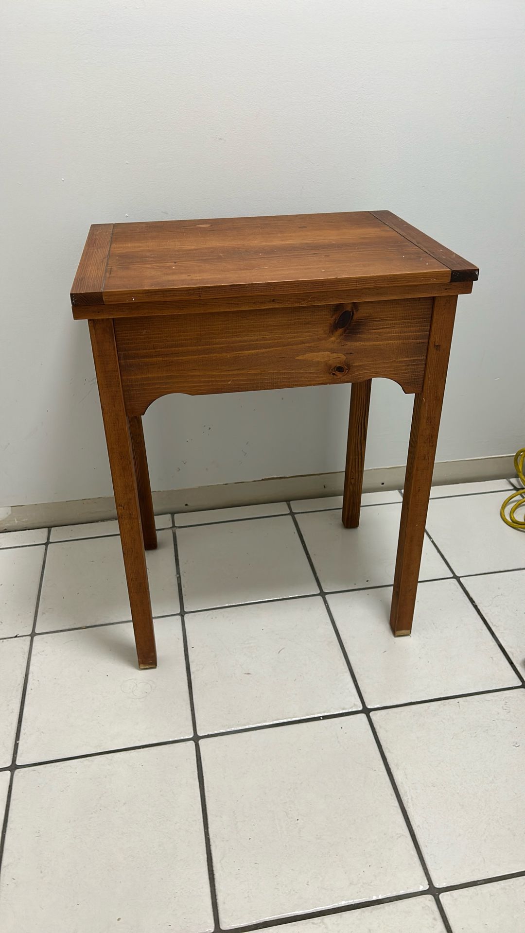 GRATIS/. MUEBLE PARA MÁQUINA DE COSER