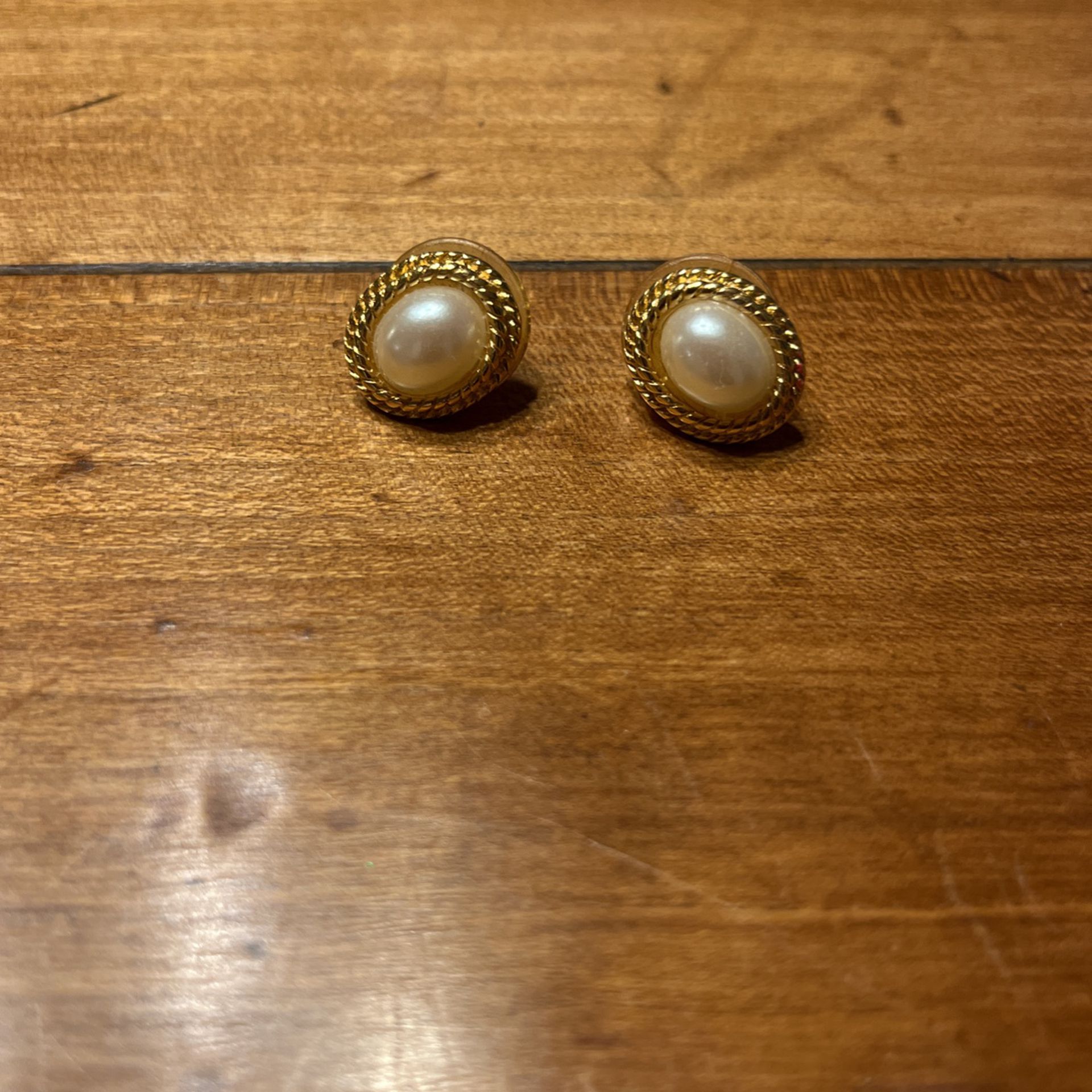 Pearl Earrings W/gold Around 
