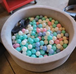 Kids play bin, plastic balls