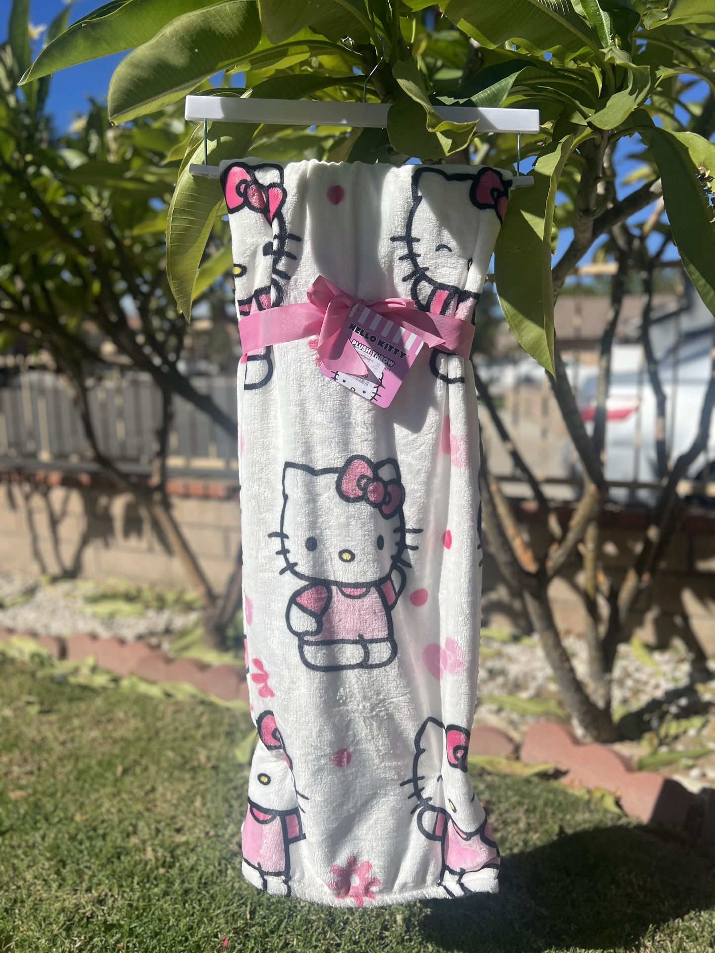 Hello Kitty Pink Daisy Throw Blanket