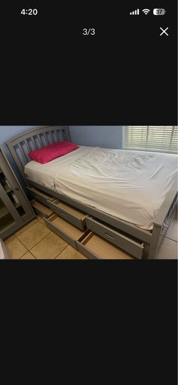 Twin size bed  with 6 drawer storage from rooms to go