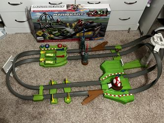 2022 Hot Wheels Mario Kart Circuit Track Set (GCP27)