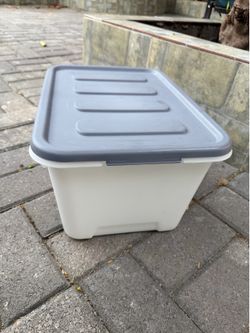 Plastic container