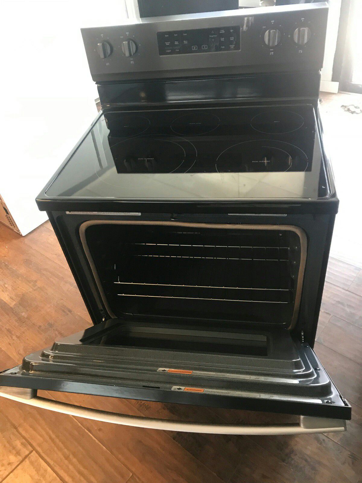 New blk stainless steel electric stove