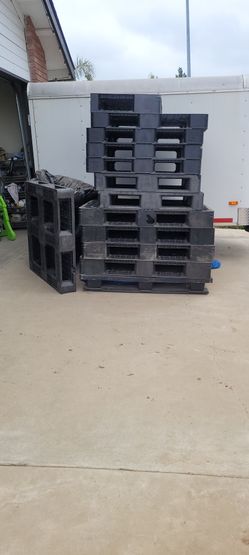 Black Plastic Pallets