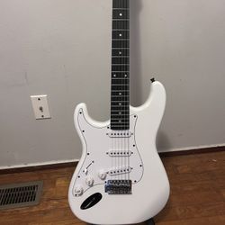 Left-hundred Electric Guitar + Small Amp – Ready to Play